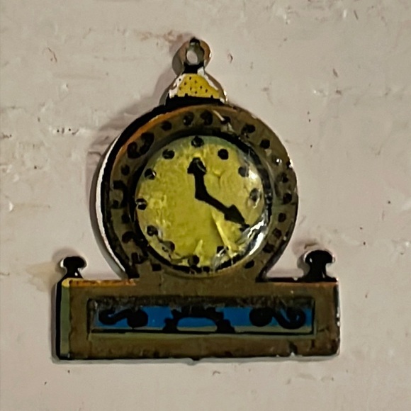 0.75” gold tone clock shaped & face charm pendant with jump hoop - Picture 1 of 12